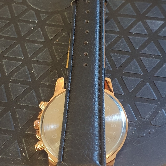 2 for $20😃Geneva Goldtone/Black Leather Men's Watch - Picture 3 of 4